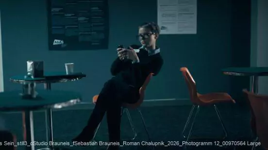 Kinostart AMS Arbeit Muss Sein still3 c Studio Brauneis f Sebastian Brauneis Roman Chalupnik 2026