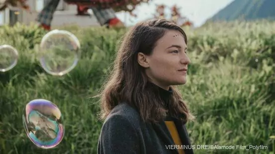 Kinostart VIER MINUS DREI Alamode Film Polyfilm