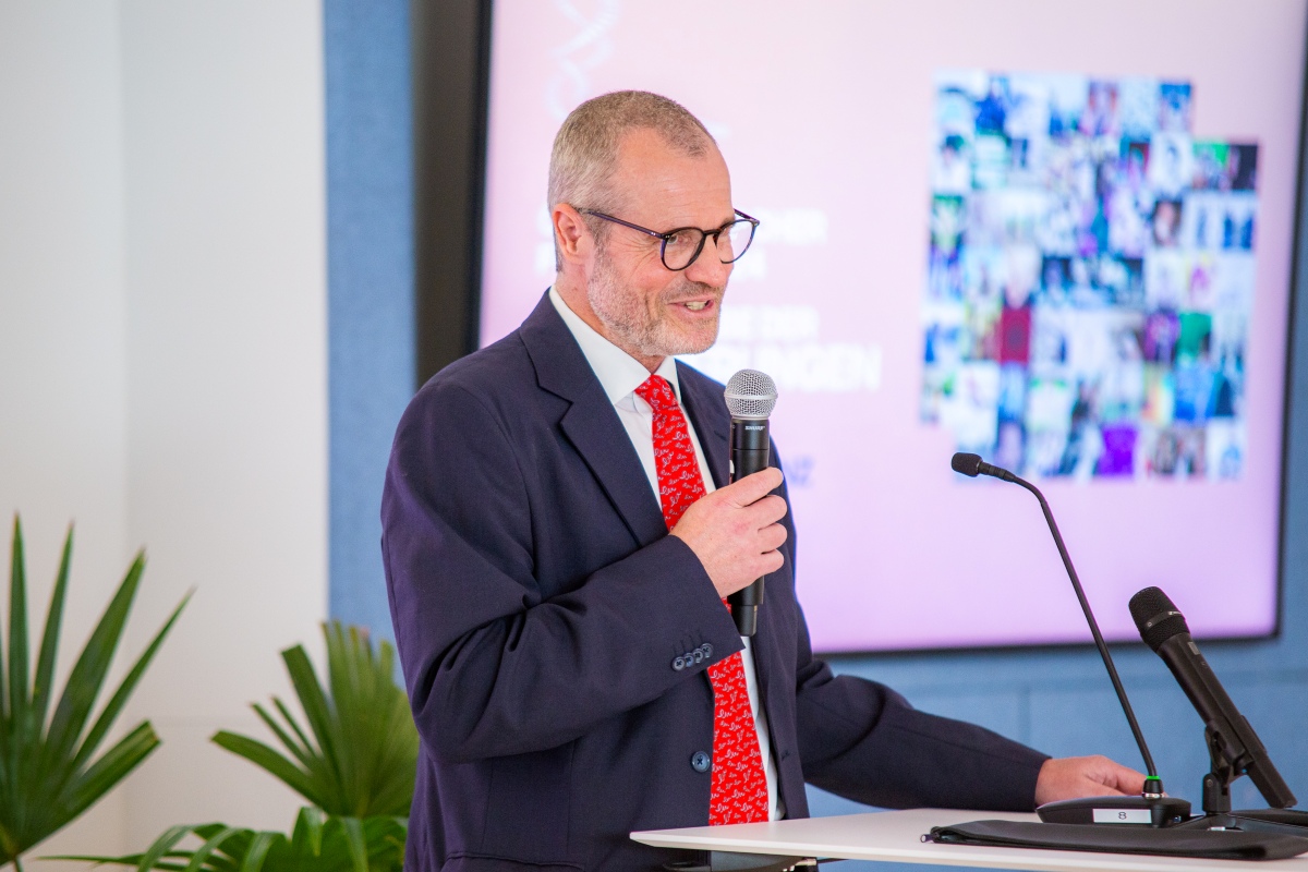 Roland Teichmann Knaack low