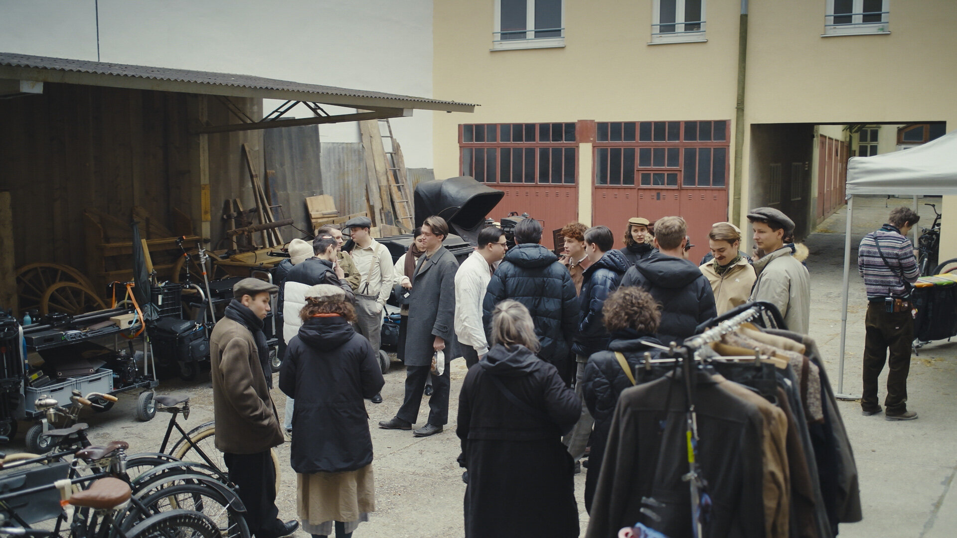 Trailer AT Ausgabe 11_Dreharbeiten von Bruno Der junge Kreisky am Motiv vor der Parteizentrale der Jungen Sozialisten Wieden