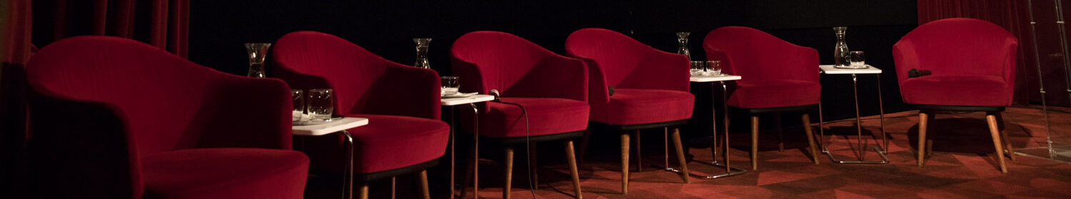 Hero tag der akademie_rote Stühle